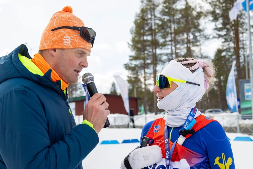 Комментатор соревнований Всеволод Соловьёв берёт на финише интервью у Бахилиной Кристины из Петрозаводска.