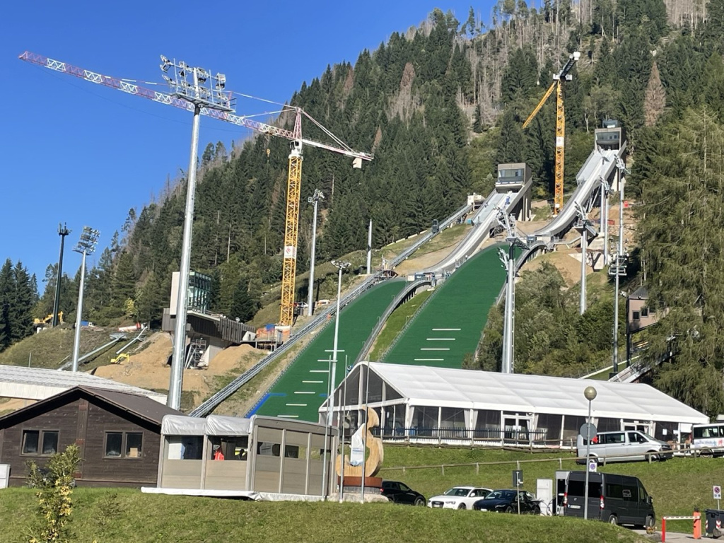 Олимпийские лыжные трамплины после реконструкции уже приняли первые официальные соревнования. 