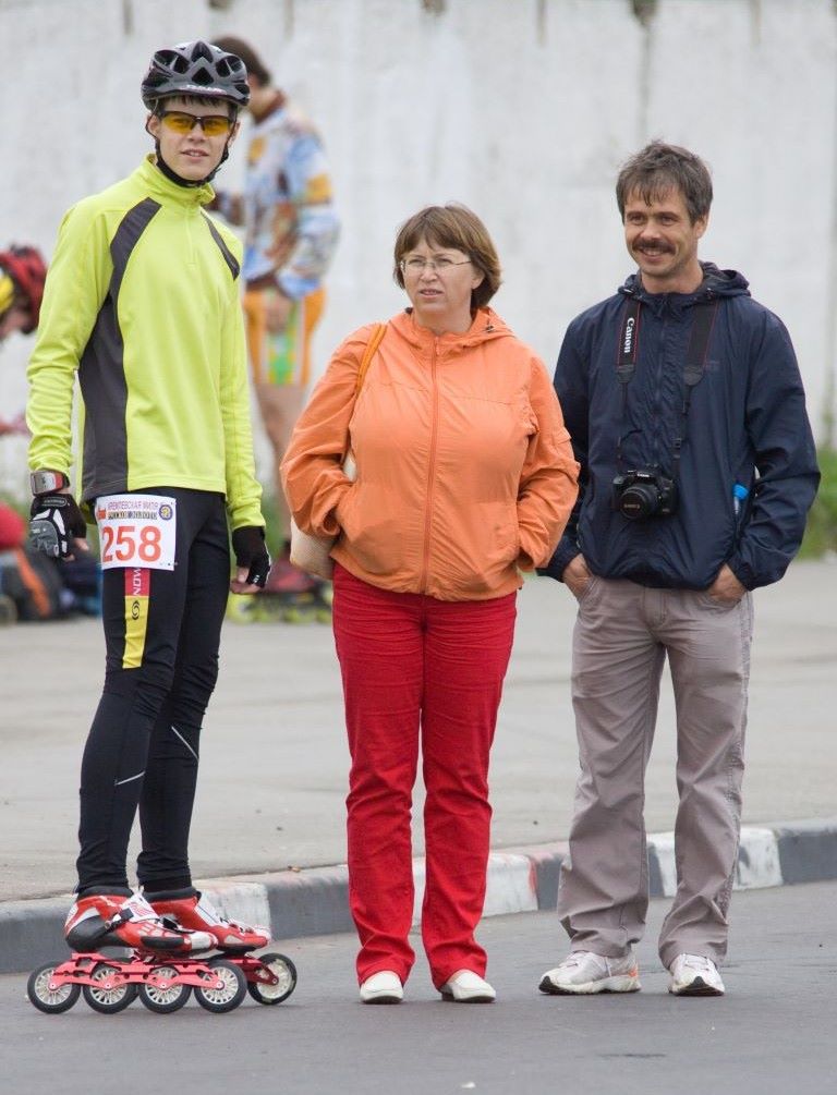Первый марафон для Степана (сына), и сразу в непрофильном виде спорта. 2010 год, Степану 17 лет. Мы вместе на фото: Степан, Татьяна и я.