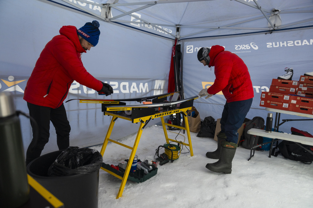 В горячие минуты подготовка идёт в две пары рук. 