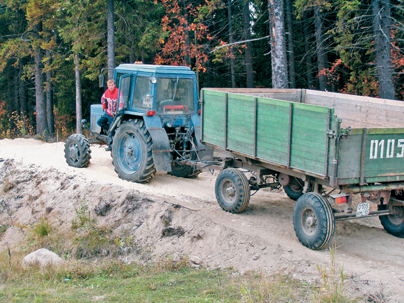 Тракторист Роман Григорьев, весело мне попозировав, поехал на круг и разгрузил тележку.