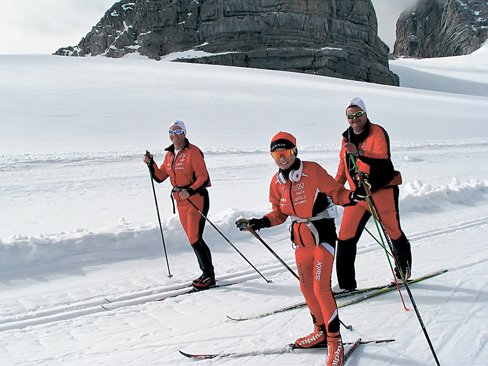 Эта норвежская семья приехала в Рамзау-ам-Дахштайн на собственном автомобиле. Папа, мама и двое сыновей (старший, 16-летний, естественно, уехал вперед). Ежегодно вместо жарких пляжей они выбирают горную Австрию. Родители гуляют на лыжах, любуются горными пейзажами, а сыновья тренируются, совершенствуя свою лыжную технику. 