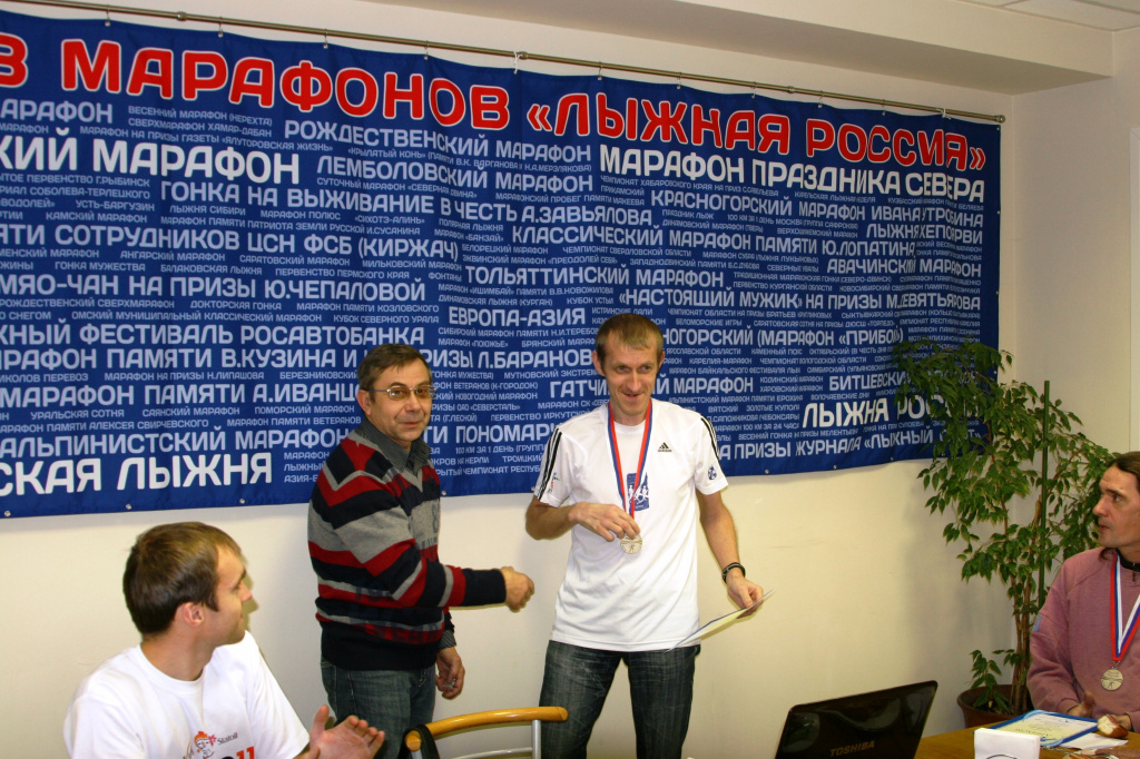 Президент СМЛР Сергей Емельянов вручает медаль Мастера СМЛР Евгению Кувшинову. 