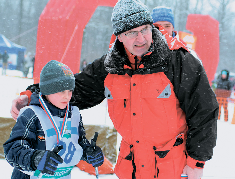 Одного из маленьких спортсменов встречает на финише и вручает памятную медаль глава города Одинцово Александр Альбертович Гусев.