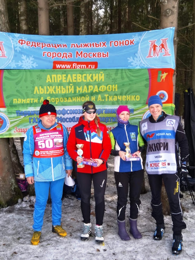 Троицкие лыжницы Анастасия Ломтева и Мария Нестеренко на награждении