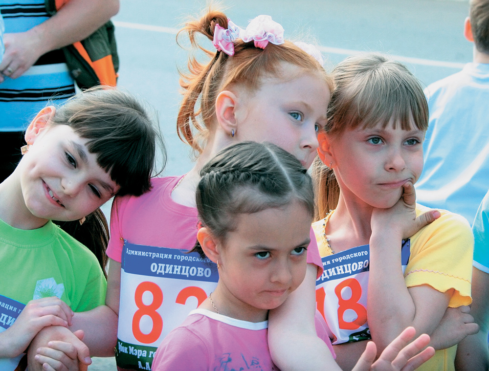 Одинцово — город спорта. Буквально через считанные минуты этим девочкам предстоит принять эстафетные палочки от своих подруг по команде на соревнованиях «Кубок мэра г.Одинцово». 
