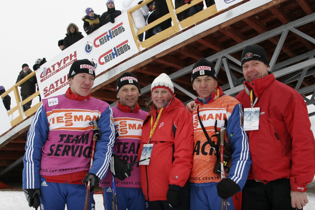 Этап Кубка мира 2007 года в Дёмино. Слева направо: смазчики сборной Дмитрий Биченёв и Виктор Смирнов, двукратная чемпионка мира Ольга Завьялова, менеджер сборной России Юрий Чарковский. Николай - крайний справа. 