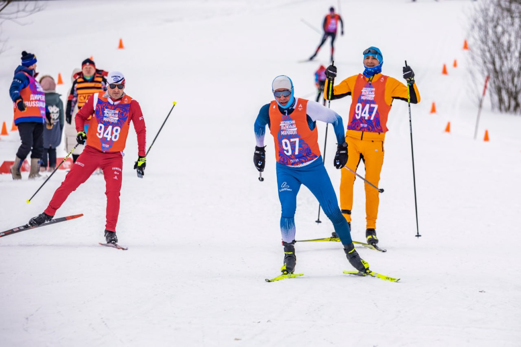 Президент ФЛГМ Вячеслав Веденин, глава Департамента спорта города Москвы Алексей Кондаранцев и спортивный директор "Московского лыжного марафона" Михаил Громов на дистанции марафона
