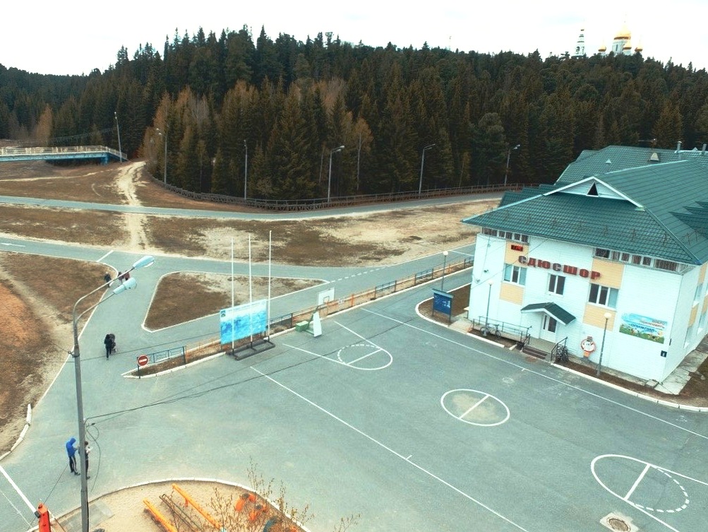 В Ханты-Мансийске с населением всего 80000 жителей есть еще одна лыжероллерная трасса, принадлежащая одной из старейших в России спортивных школ олимпийского резерва по лыжным гонкам, в которой подготовлены десятки мастеров спорта, в том числе и олимпийские чемпионы по биатлону: Юрий Кашкаров и Евгений Редькин. 