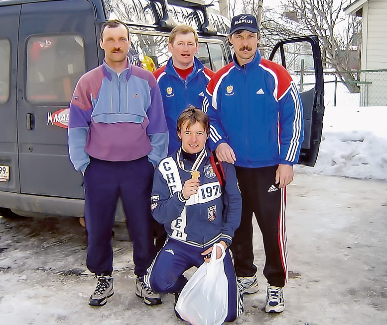 2005 год, Рованиеми (Финляндия). Первенство мира среди юниоров. Здесь Егор Сорин выиграл золотую медаль в эстафете 4х10 км, пробежав последний этап с лучшим временем дня. Рядом со мной стоят Игорь Усиков, первый тренер Натальи Матвеевой и Костя Воронин.