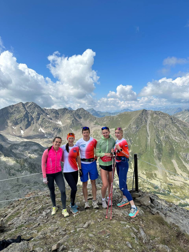 Архыз. Кросс-походы - самое интересное и познавательное в тренировочных планах, есть много времени обсудить красоты гор и последние новости)) Зюзева Наталья, Царева Ольга, Гребенько Александр, Бурянина Екатерина, Габушева Милена (Зюзева - спортсменка группы Ревина по Коми команде, а Бурянина - спортсменка Мурманской областной команды и девушка Гребенько).