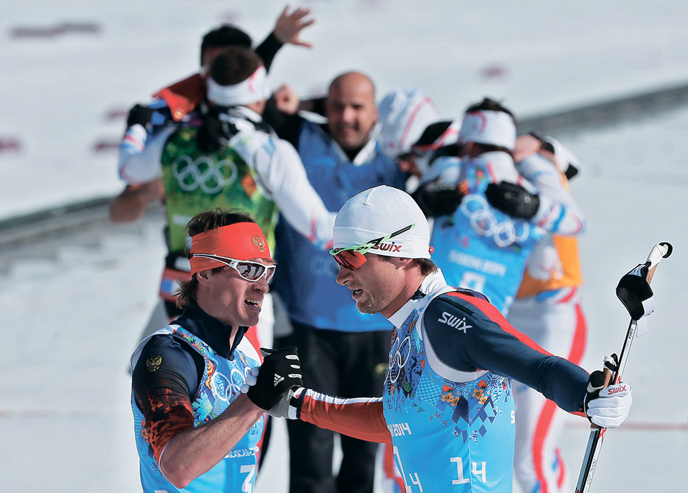 С серебряной медалью Максима Вылегжанина поздравляет король лыж, двукратный олимпийский чемпион Петтер Нортуг. Именно норвежец трижды оставлял россиянина вторым: на чемпионате мира в Либереце и дважды — в Холменколлене. Но на этот раз считавшиеся одними из главных претендентов на золото норвежцы остались за чертой призеров