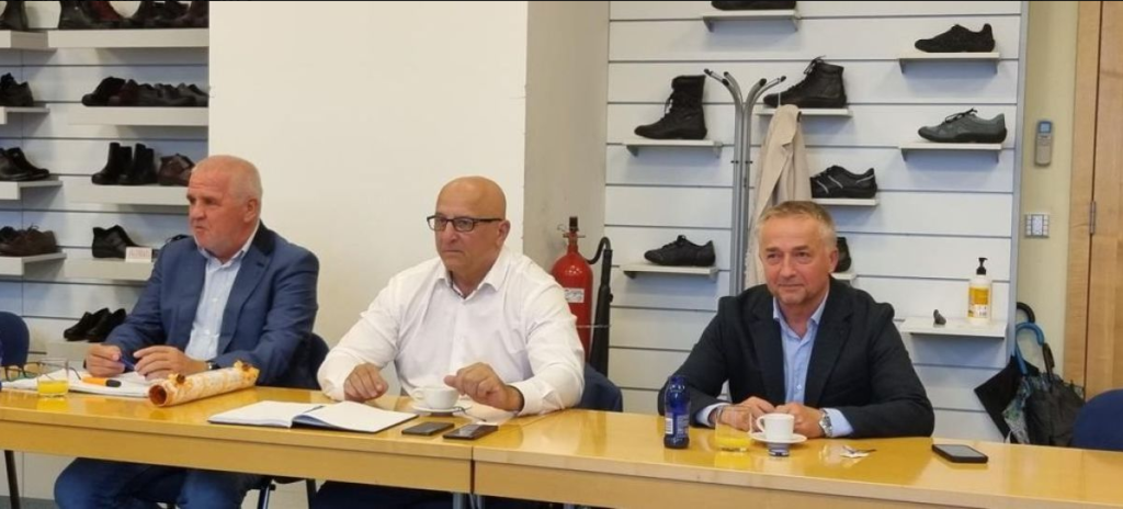 Najdi.si Фото из 2022 года. Новые владельцы из Чехии предполагали обеспечить рост компании, создать новые рабочие места и осуществить инвестиции. Слева направо: Франтишек Пивода, Вито Хрох и Роман Вывода.