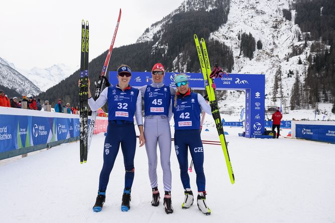 Дарья Рогозина в центре