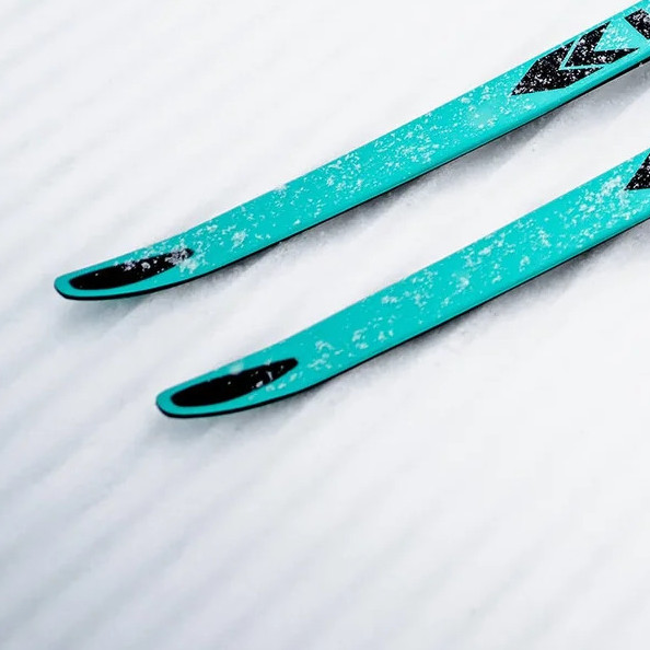 Яркая деталь, по которой KÄSTLE легко узнать помимо фирменного «мятного» цвета, — это Hollowtech 2.0: облегчённый носок с характерным несквозным окном.