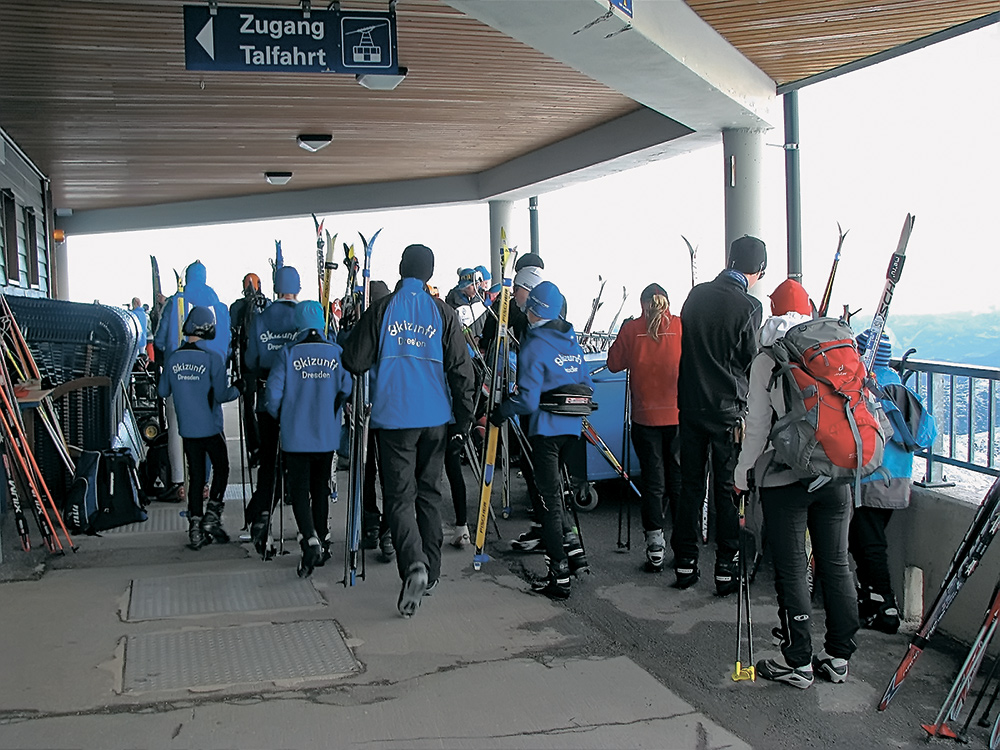 Юноши и девушки из дрезденского лыжного клуба (Германия) считают себя завсегдатаями Рамзау и ледника Дахштайн. Уже несколько поколений юных лыжников этого клуба проводят ежегодный спортивный лагерь в здешних местах. С этой смотровой площадки спортсмены начинают спуск на лыжные трассы. 
