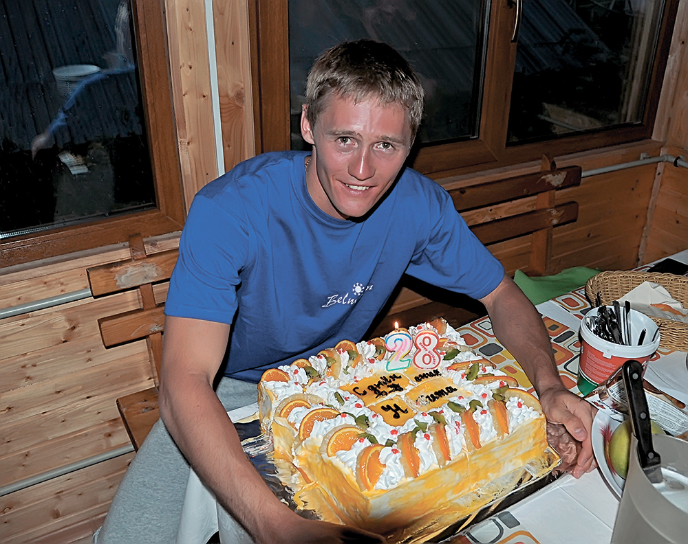 И какой же день рождения без сладких угощений? По этому случаю товарищи Никиты по команде совместно с поварами тренировочной базы «Бельмекен» испекли настоящий праздничный торт! В этот день, 30 мая 2013 года, Никите исполнилось 28 лет — самый «сочный» возраст для любого лыжника, не правда ли? Бельмекен, май 2013 года