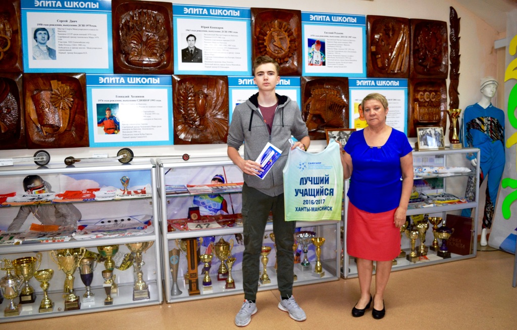 В административном здании спортшколы функционирует замечательный музей лыжного спорта заботливо и с любовью созданный руками преподавателей Бондарева Николая Петровича и Пьянковой Людмилы Павловны (на фото справа). 