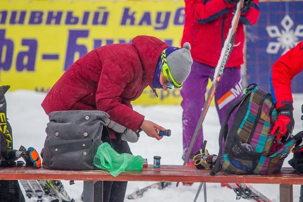 Уходящая натура. Всё реже и реже мы видим на классических гонках использование держащих мазей. Но на Гонке МВТУ с набором высоты под тысячу метров на 50 км даблполинг - удел лидеров. Простые смертные по старой памяти достают из загашников держащие мази...
