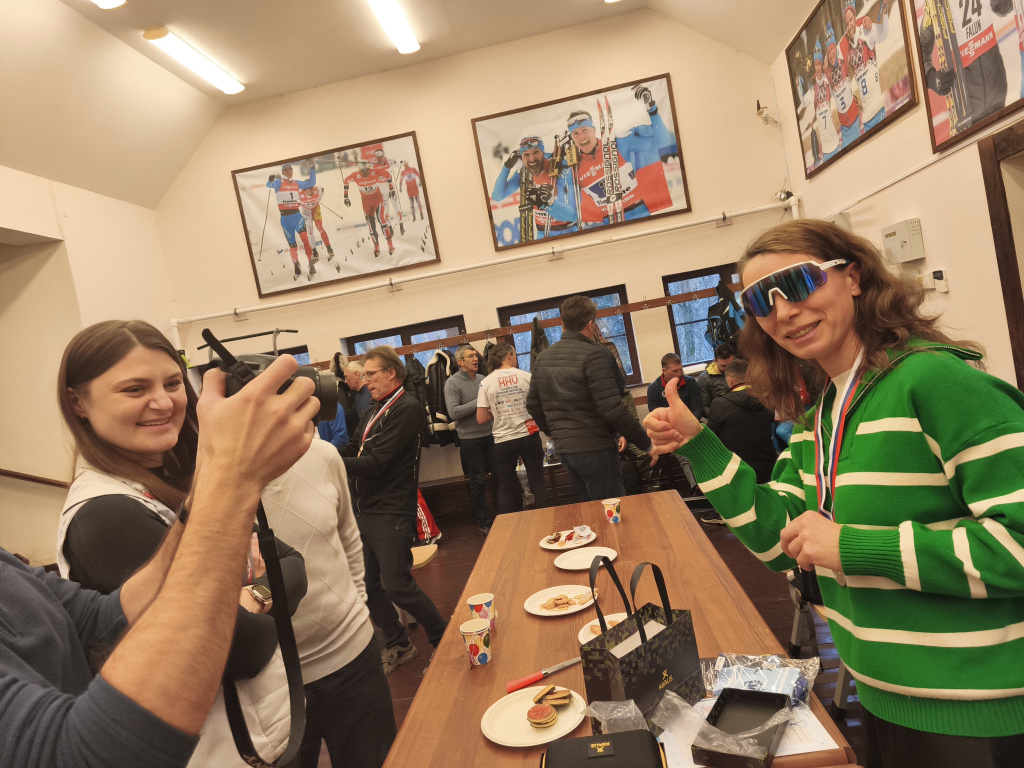 Наталья Волик примеряет призовые очки Kiirus от компании Skiwax.ru.