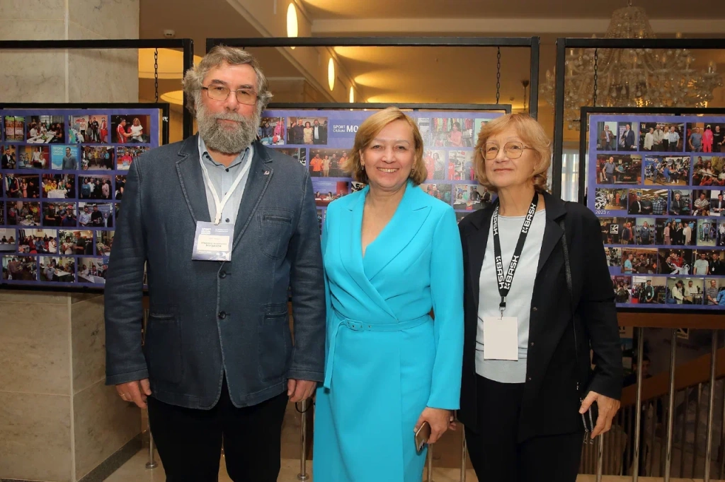 Слева - один из владельцев компании "Баск" Владимир Богданов, в центре - руководитель выставки Светлана Пономарёва, справа - супруга Владимира Ольга. 