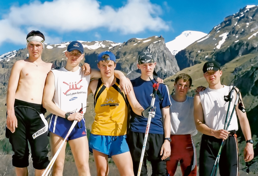 2003 год, Терскол. Фотография на фоне гор Большого Кавказского хребта. Снежная вершина вдали — Эльбрус. Юниорская команда: (слева направо) Александр Прокопьев, Игорь Рысин, Егор Сорин, Никита Крюков, Андрей Белай, Александр Смелков.