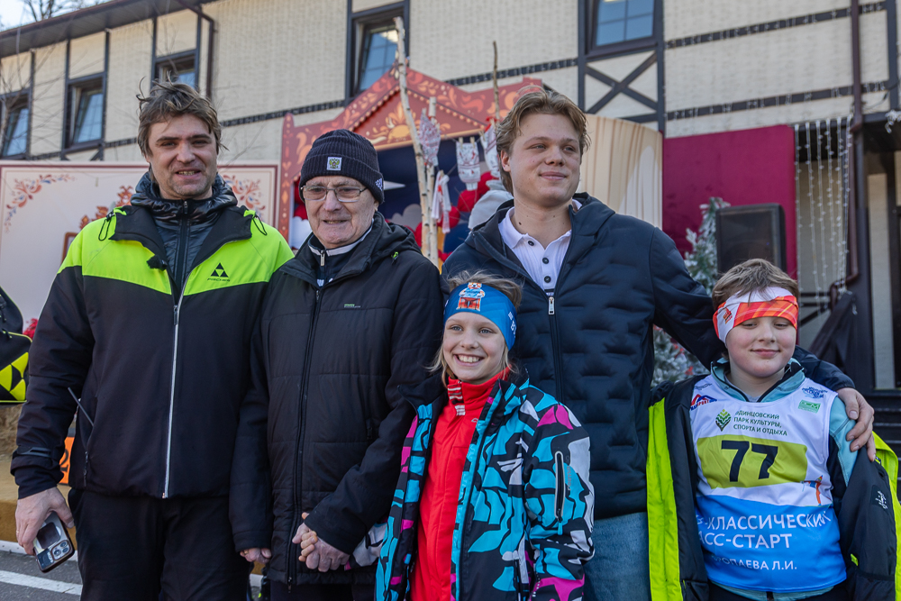 Семейство Воропаевых. Второй слева Заслуженный тренер страны Л.И.Воропаев 