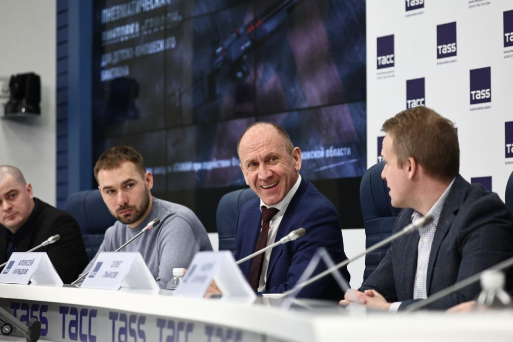 У президента Федерации биатлона Московской области Алексея Нуждова хорошее настроение - удалось запустить проект, который позволит реально подтолкнуть развитие детского биатлона в стране. 