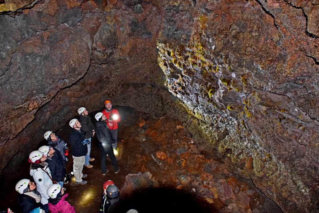 Спуск в пещеру Vatnshellir