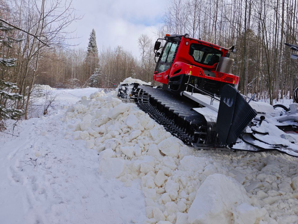Даже тяжёлому ратраку бывает не так просто справиться со снежно-ледовыми глыбами и превратить их в ровное снежное полотно. 