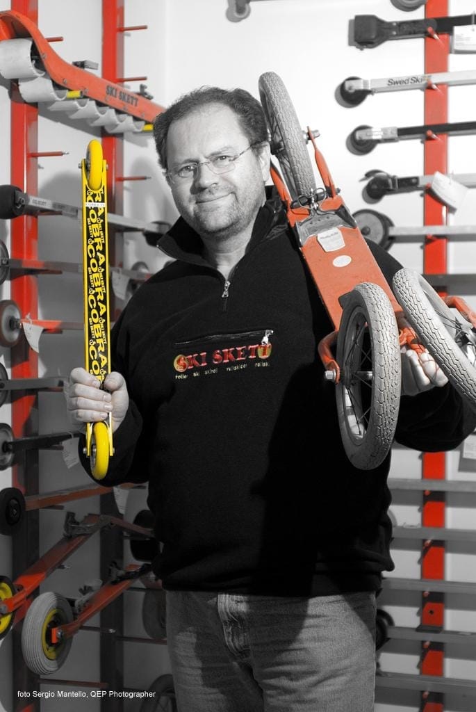 Карло Крестани с современным и самым первым лыжероллерами в руках. Согласитесь, контраст впечатляет.