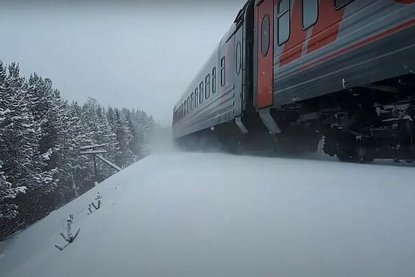 В США очевидцы сняли, как поезд на всем ходу пронесся через гигантский снежный сугроб